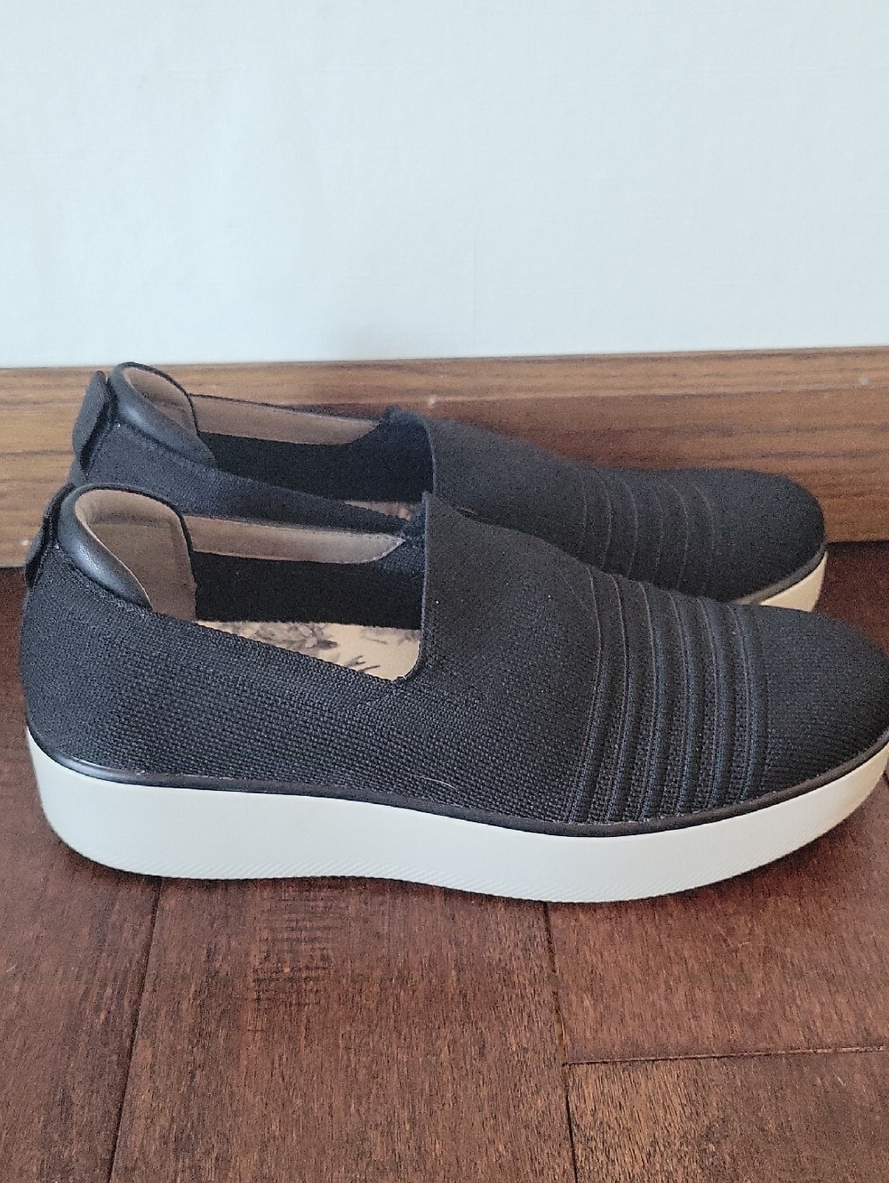 TRAQ By ALEGRIA black slip shoes Size 39